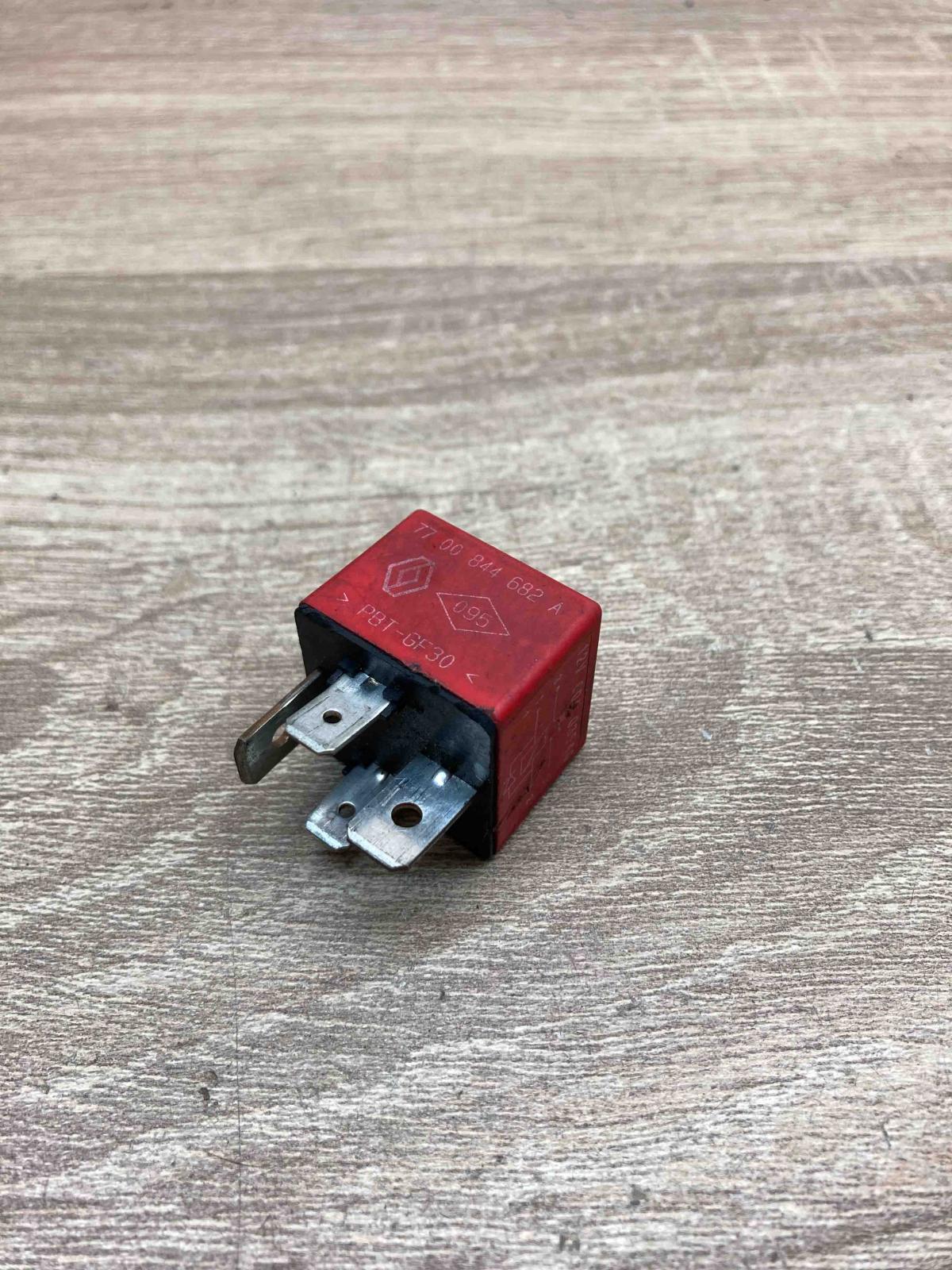 7700844682A   Other relay Renault Trafic I