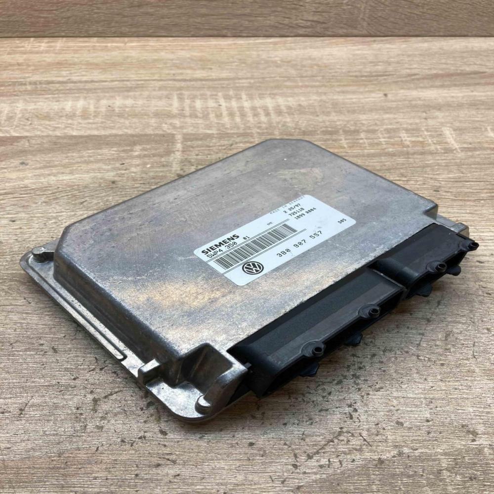 3B0907557 5WP4350 01  Engine control unit/module ECU Volkswagen PASSAT B5