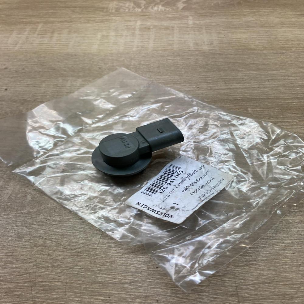 1Z0941669   Tail light bulb cover holder Skoda Octavia Mk2 (1Z)