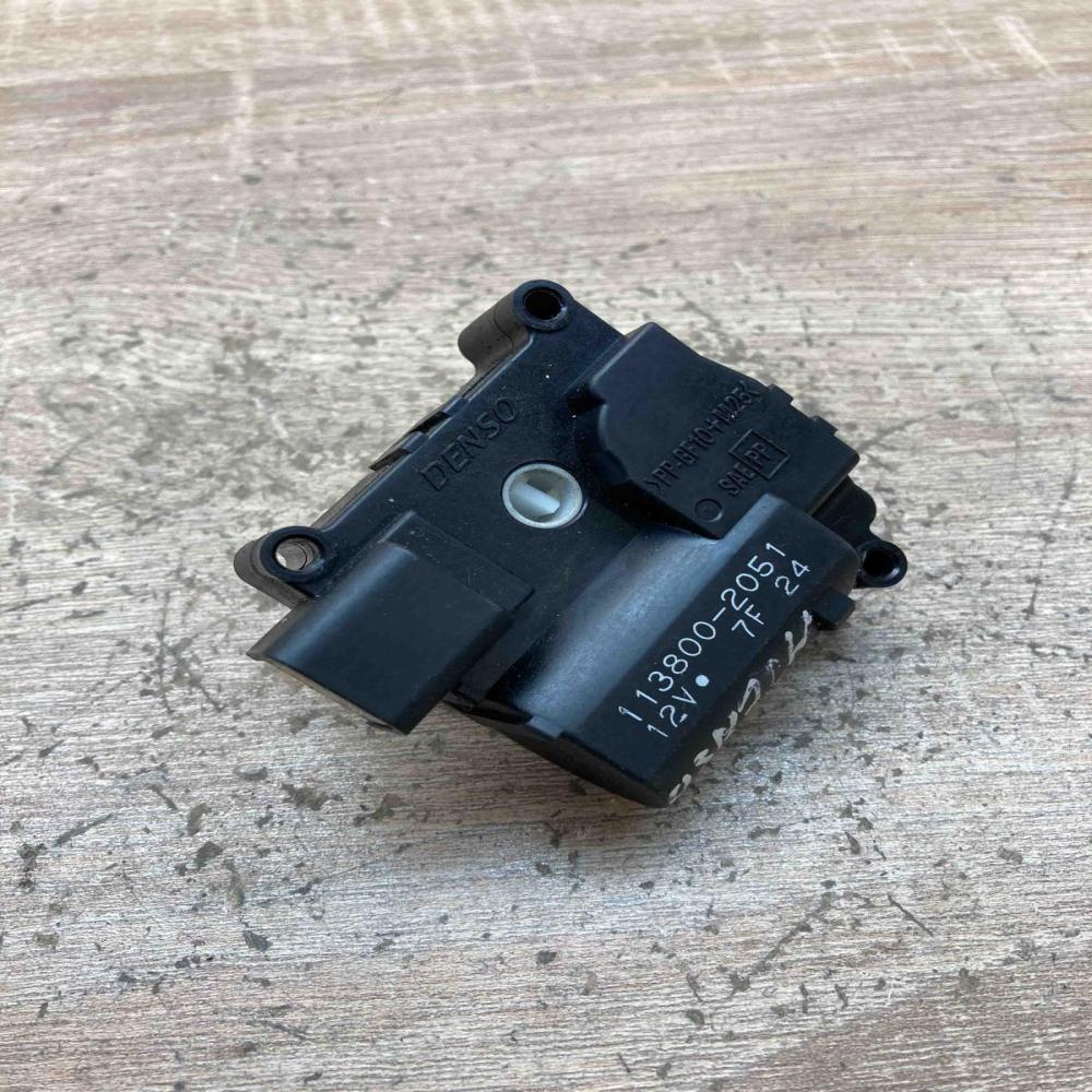 113800 2051 7F  Air flap motor/actuator Toyota Avensis Verso