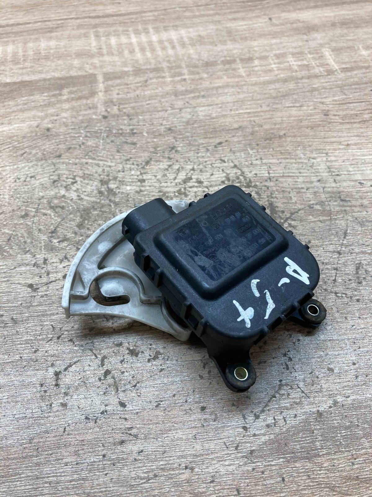 8D1820511E   Air flap motor/actuator Volkswagen PASSAT B5