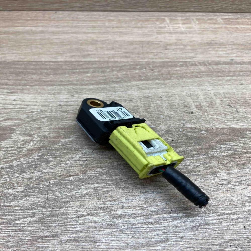 89831 02060   Airbag deployment crash/impact sensor Toyota Auris 150
