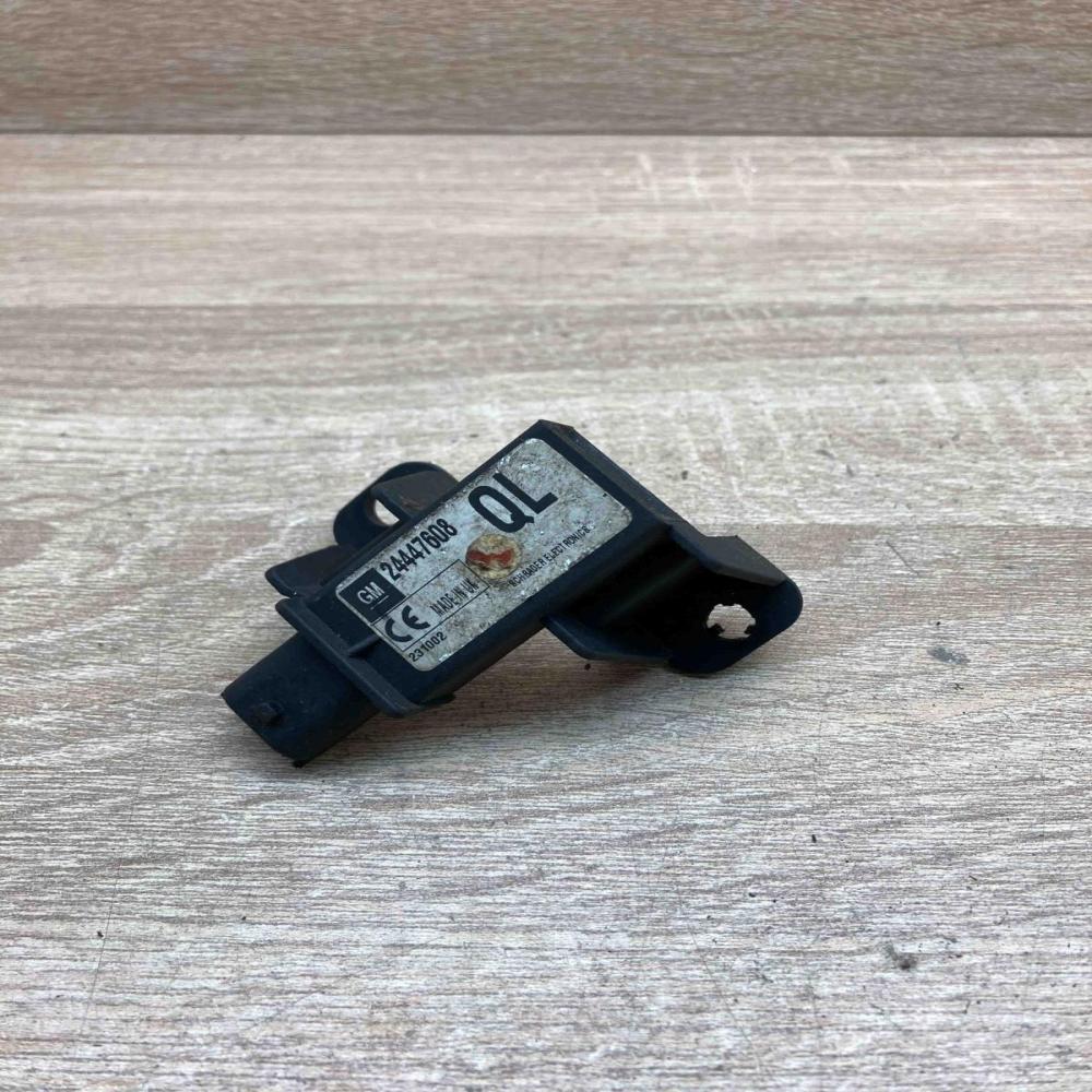 24447608 QL  Airbag deployment crash/impact sensor Opel Vectra C