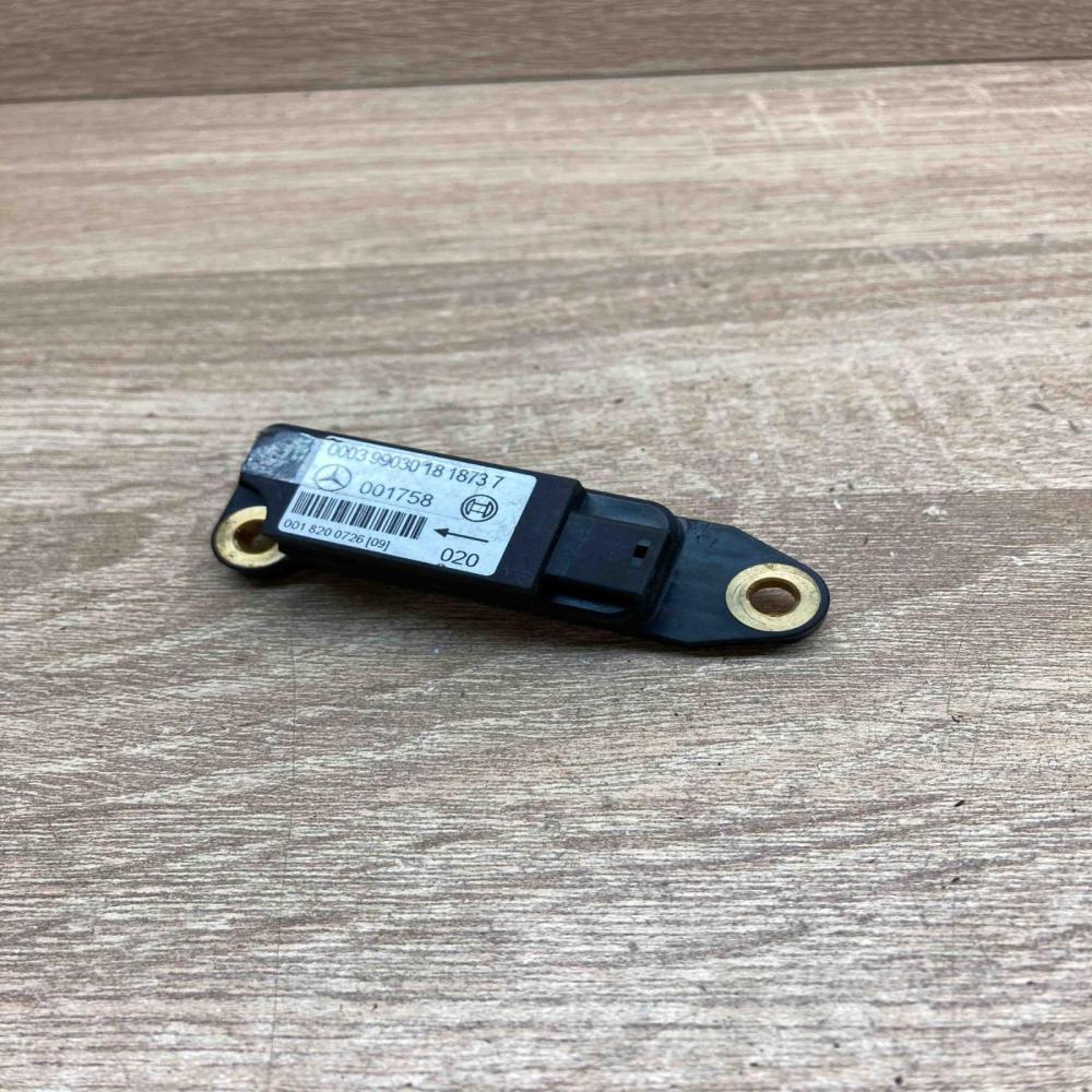 0018200726   Airbag deployment crash/impact sensor Mercedes-Benz C W202