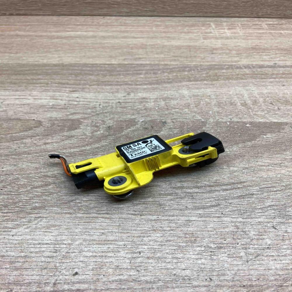 24460761   Airbag deployment crash/impact sensor Opel Zafira B