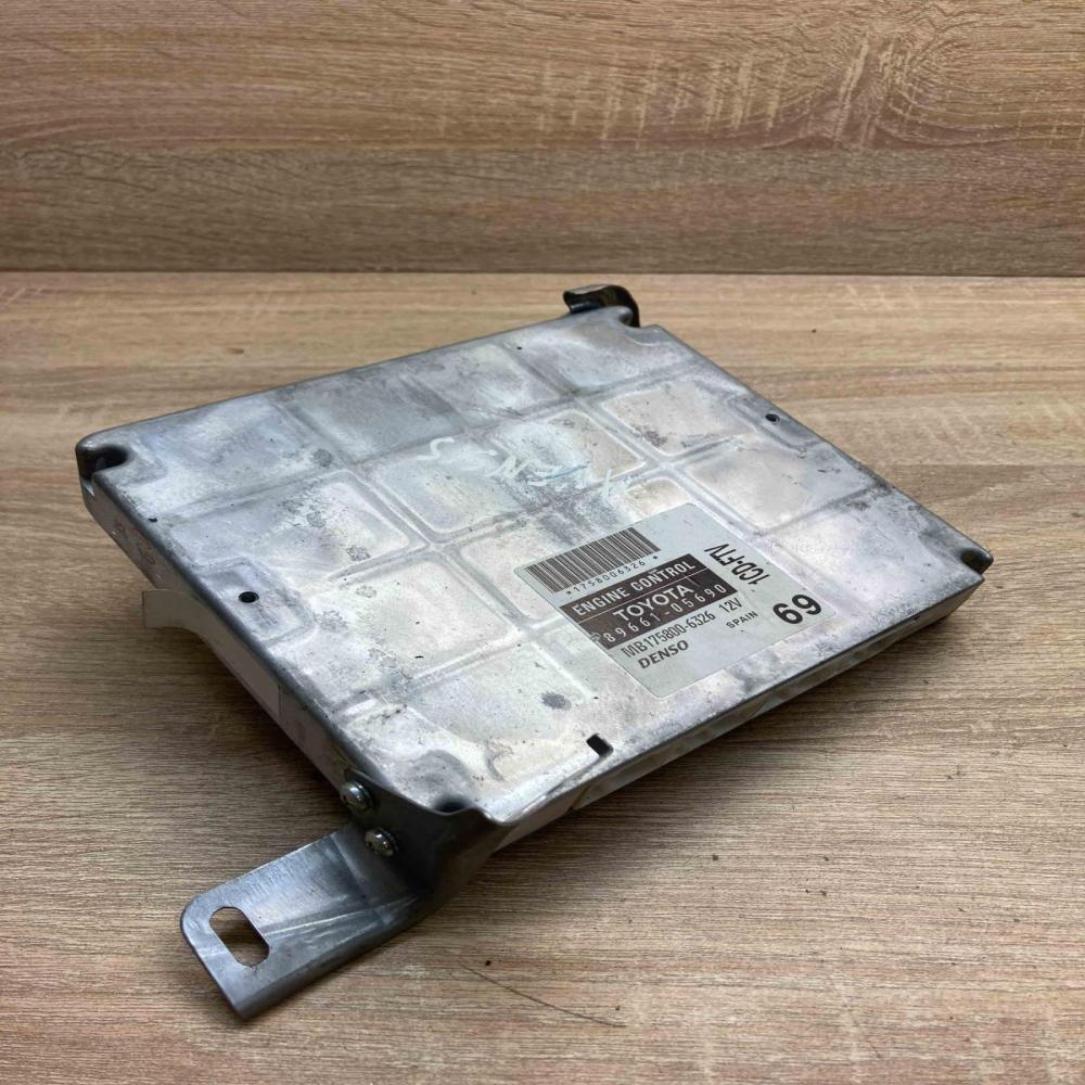 89661 05690 MB175800 6326  Engine control unit/module ECU Toyota Avensis T250