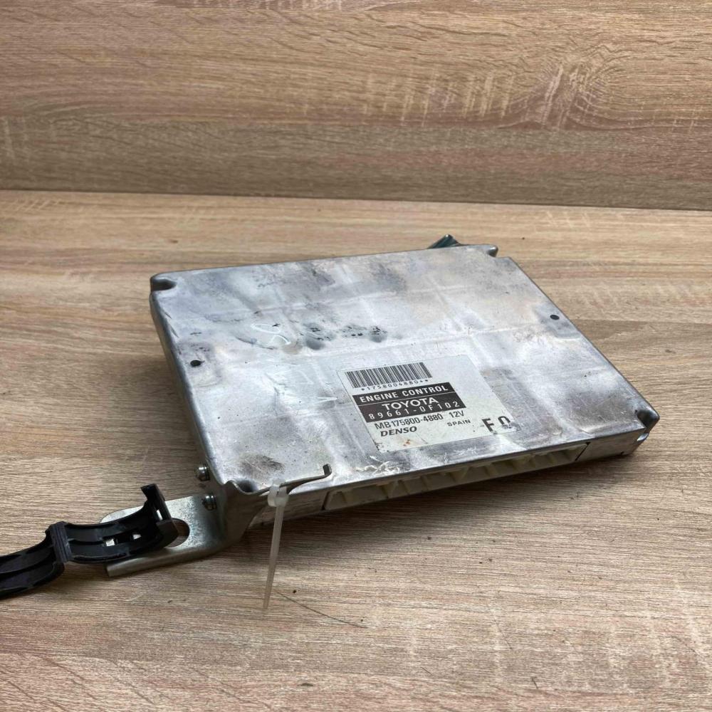 89661 0F102 MB175800 4880  Engine control unit/module ECU Toyota Corolla Verso A