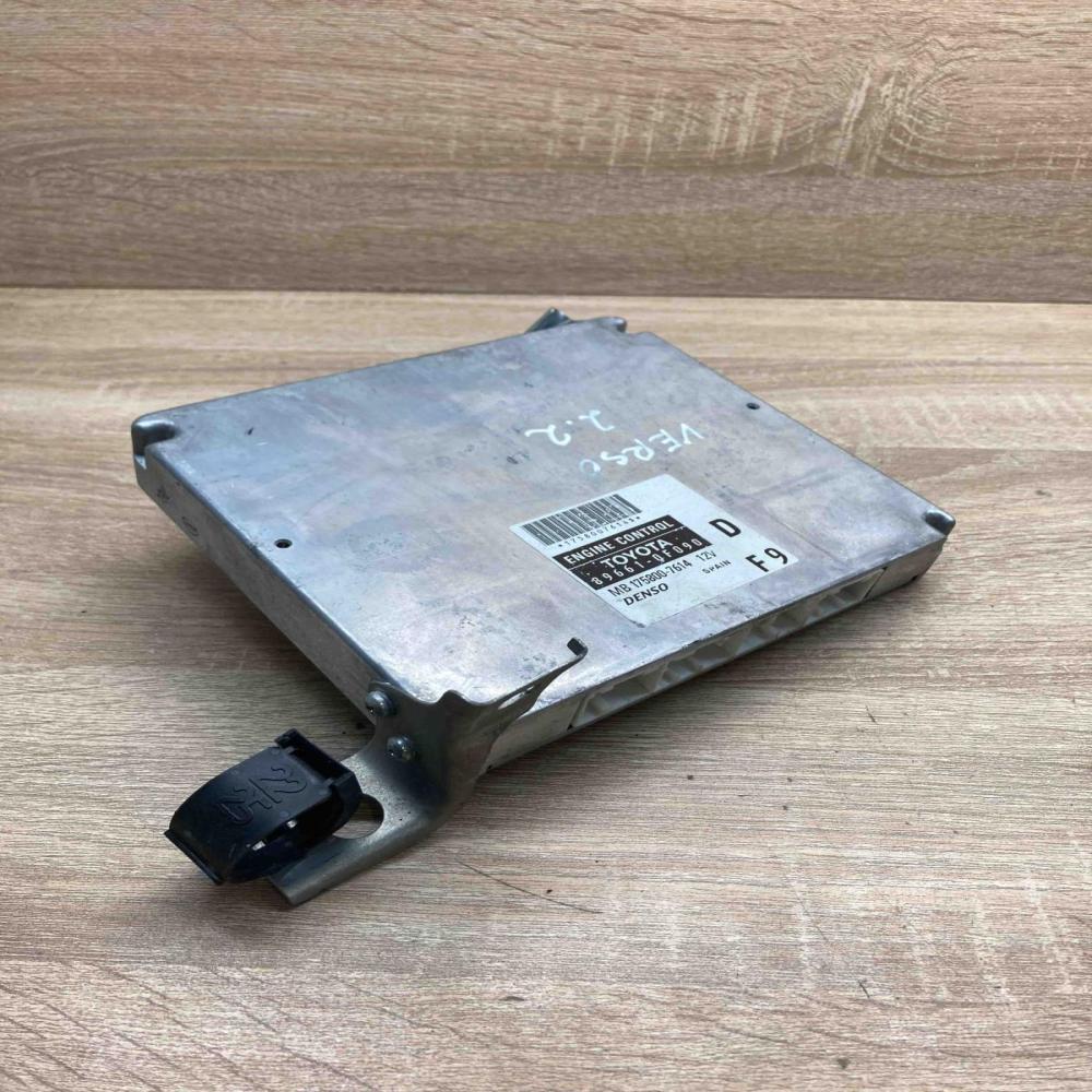 89661 0F090 MB175800 7614  Engine control unit/module ECU Toyota Corolla Verso A