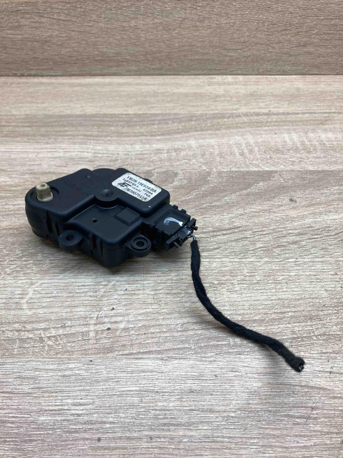 YM2H 19E634 BA 7M3907511A  Air flap motor/actuator Volkswagen Sharan