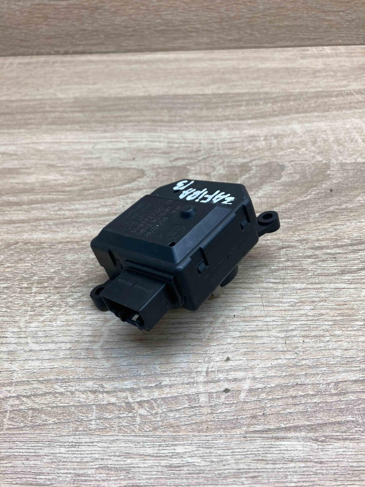 309372700CE D811290 15181  Air flap motor/actuator Opel Zafira B