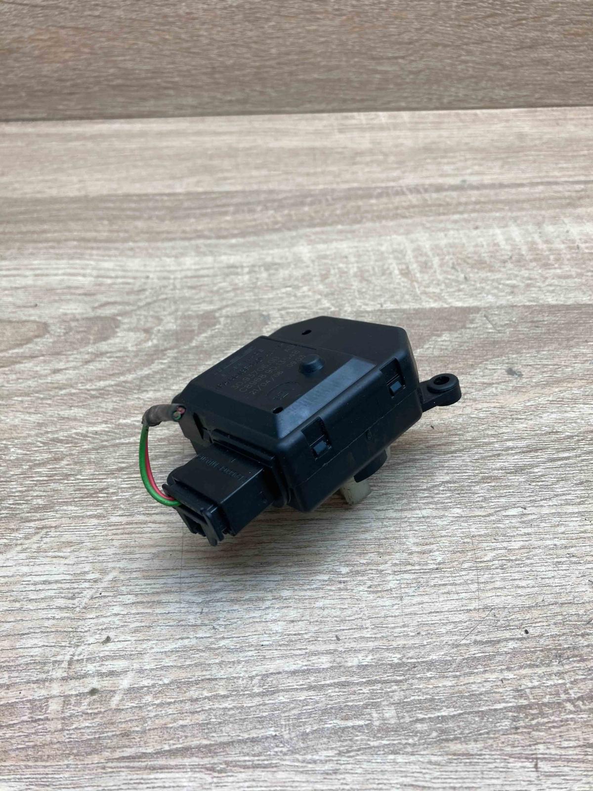 309370600AD C896890 13548  Air flap motor/actuator Opel Zafira B