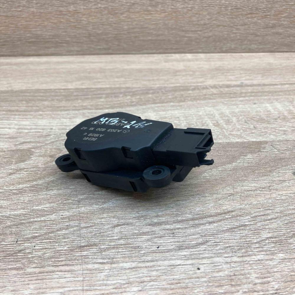 A2038201642   Air flap motor/actuator Mercedes-Benz E W211