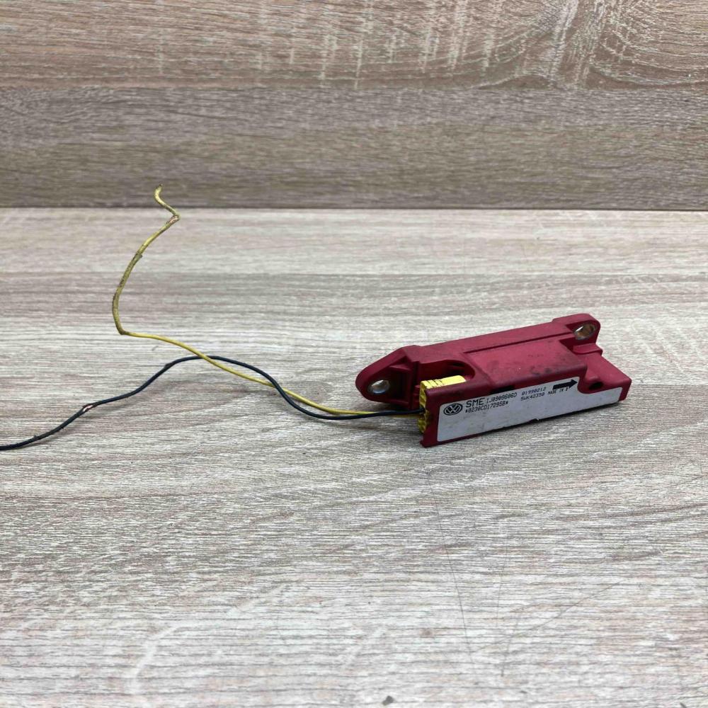 IJ0909606D 01990212  Airbag deployment crash/impact sensor Volkswagen Golf IV