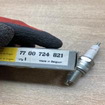 7700724821   Spark plug Renault Megane I
