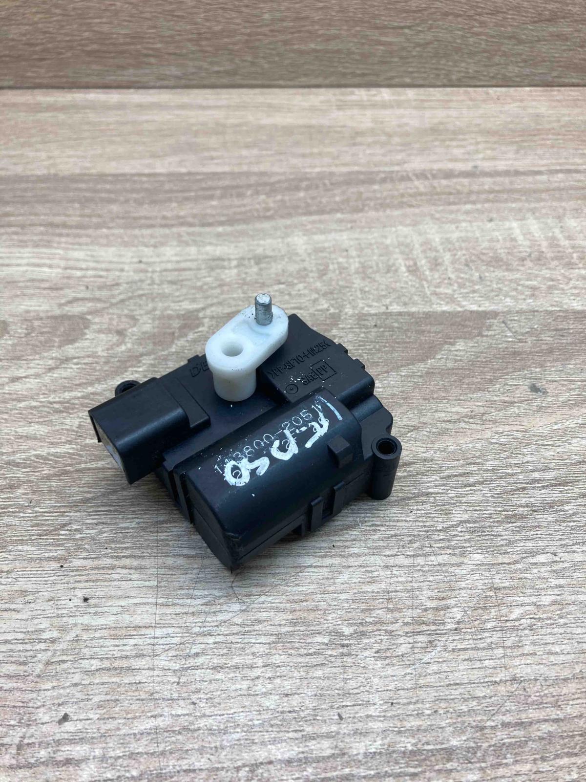 113800 2051 main  Air flap motor/actuator Toyota Avensis Verso