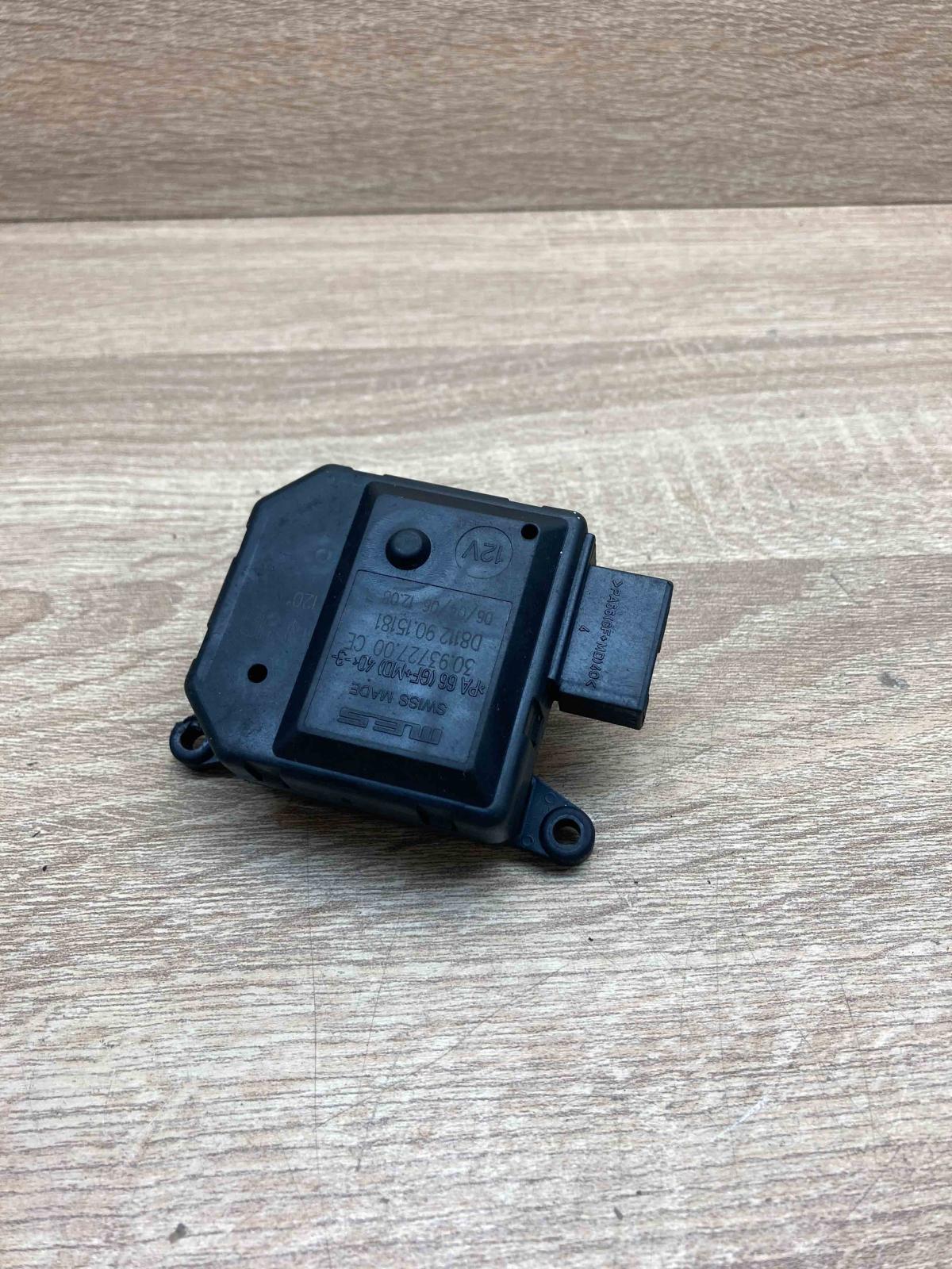 309372700CE D811290 15181 main Air flap motor/actuator Opel Zafira B