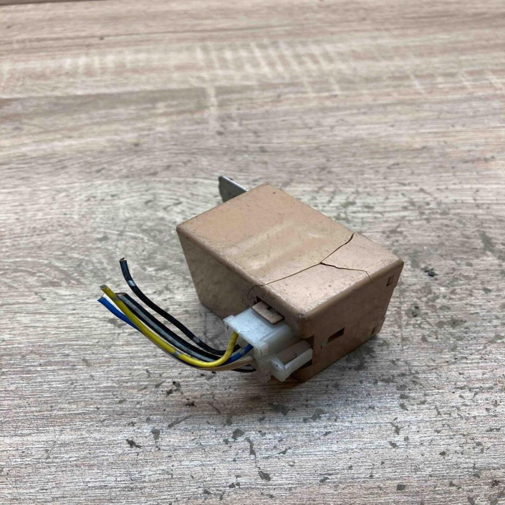 MD332124 068000 5220 Oil Level Other relay Mitsubishi Space Wagon