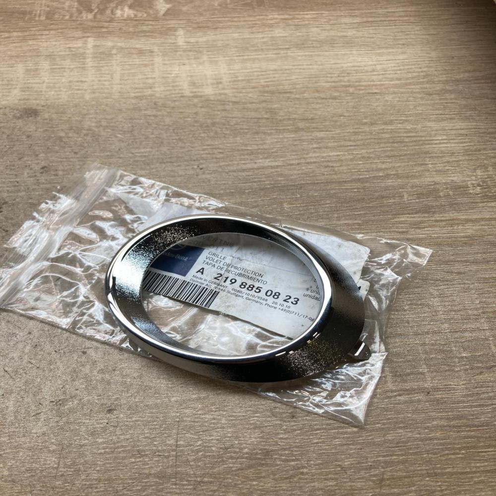 A2198850823   Front fog light trim/grill Mercedes-Benz CLS C219