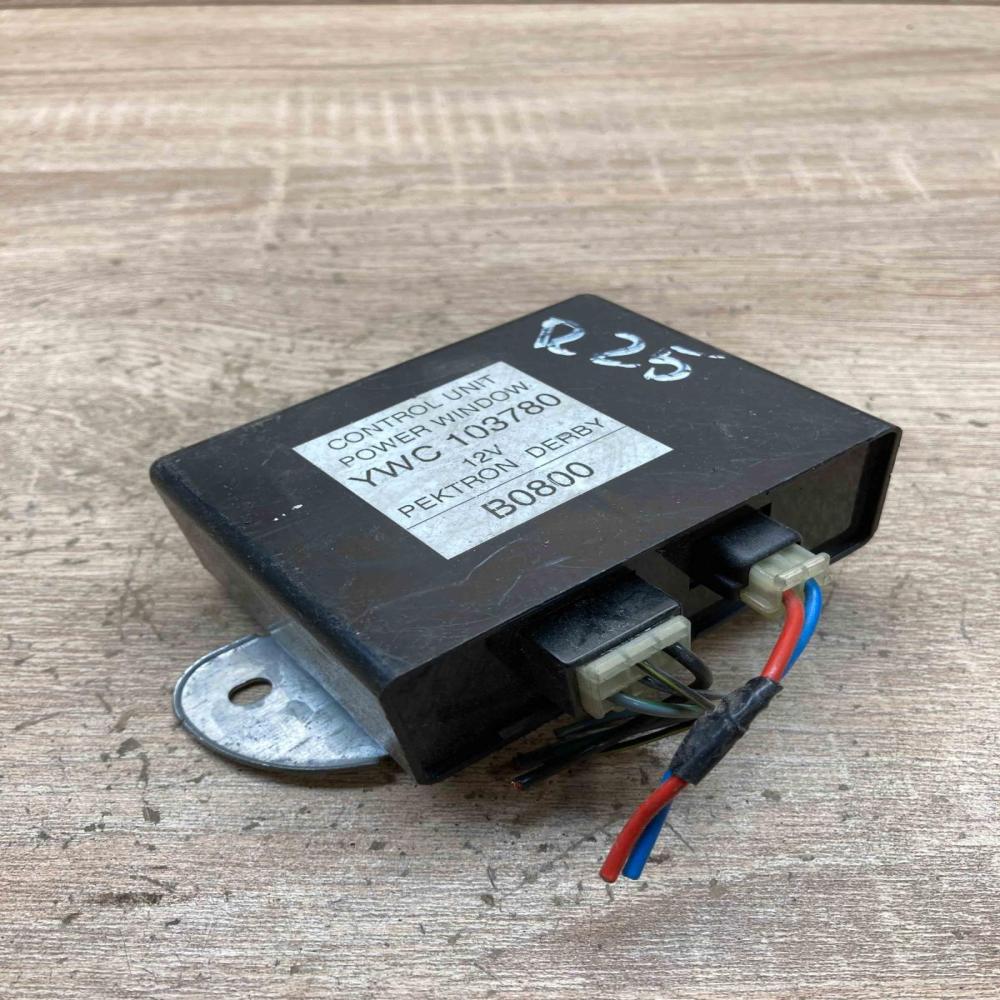 YWC103780 B0800 With Plug Other control units/modules Toyota Yaris