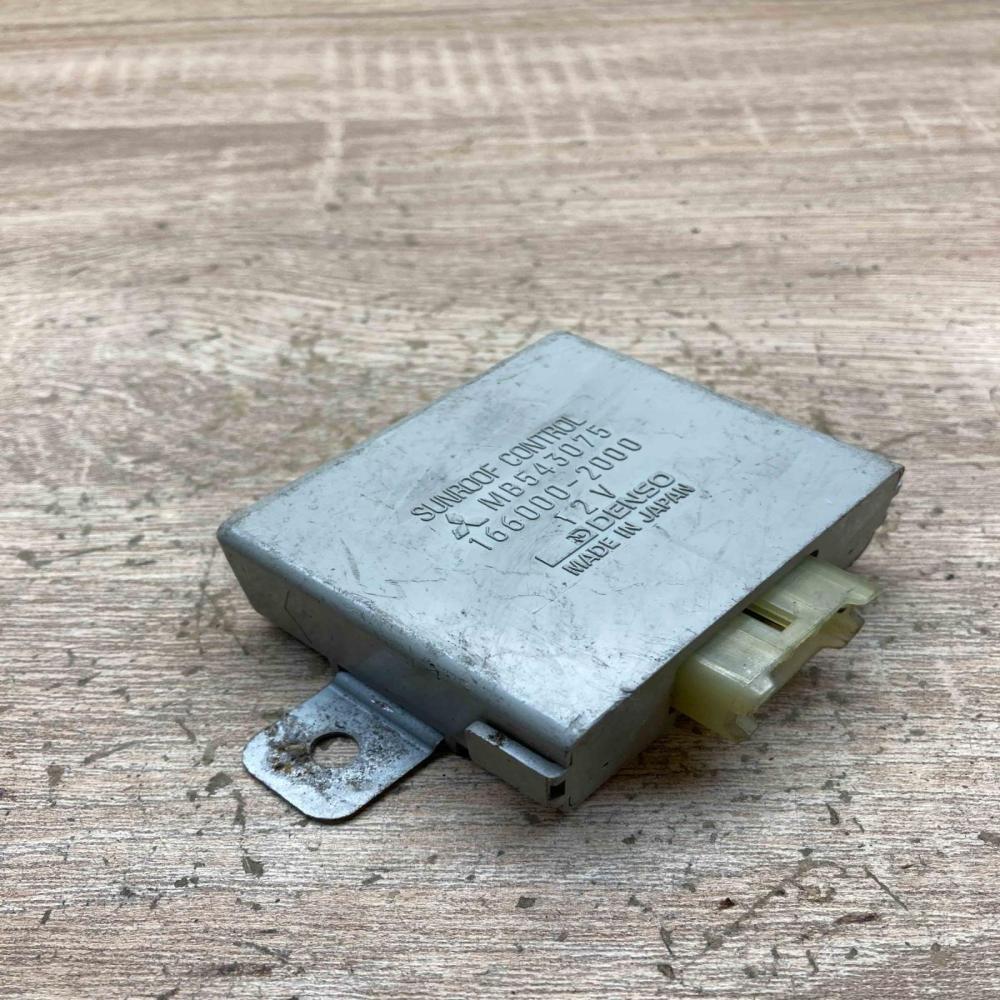 MB543075 166000 2000  Sunroof control unit/module Mitsubishi Space Wagon