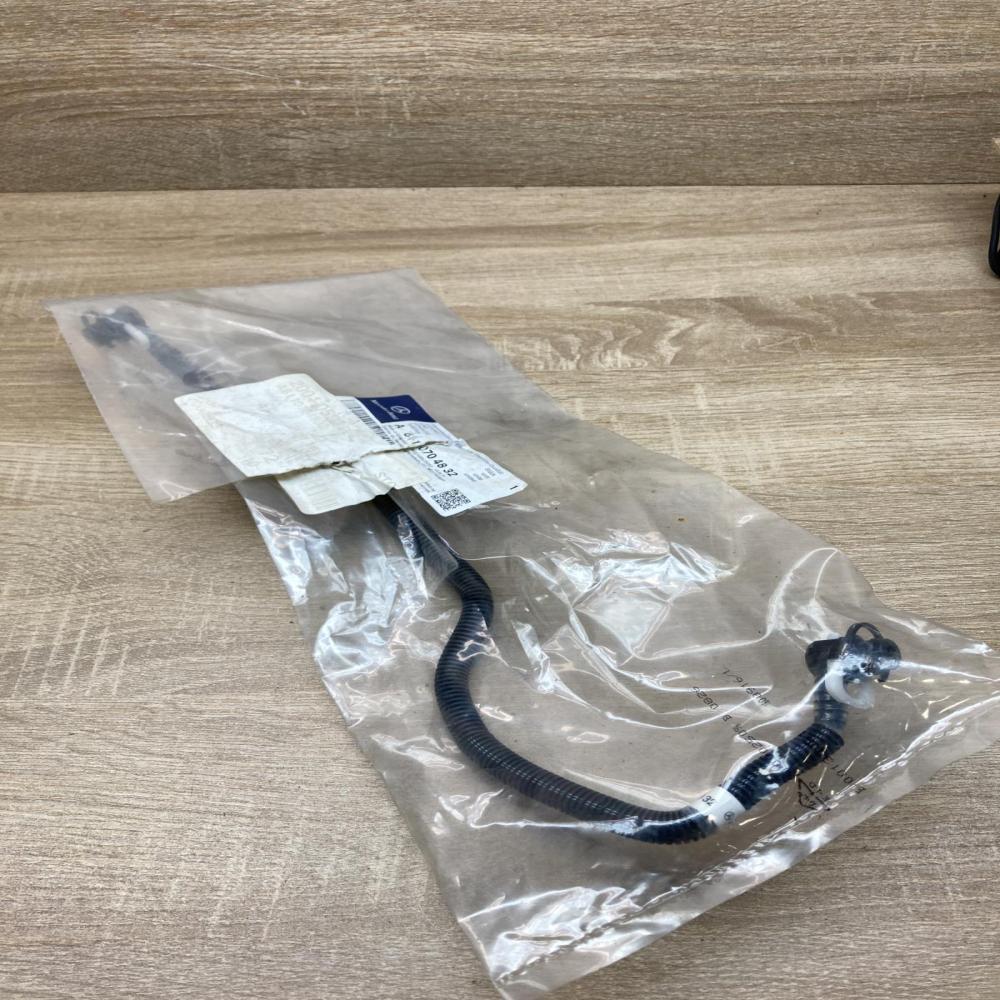 A6110704832   Fuel line pipe Mercedes-Benz C W204
