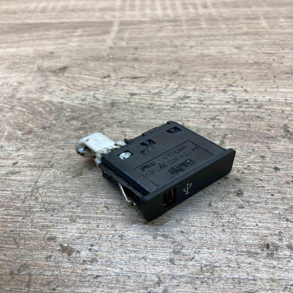 6820397   USB socket connector BMW X1 F48 F49