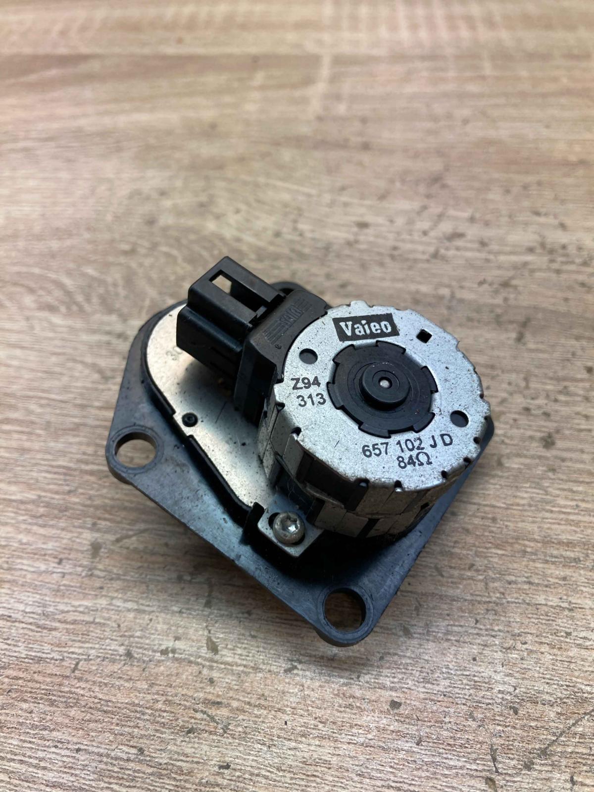 657102JD Z94 313  Air flap motor/actuator Peugeot 607