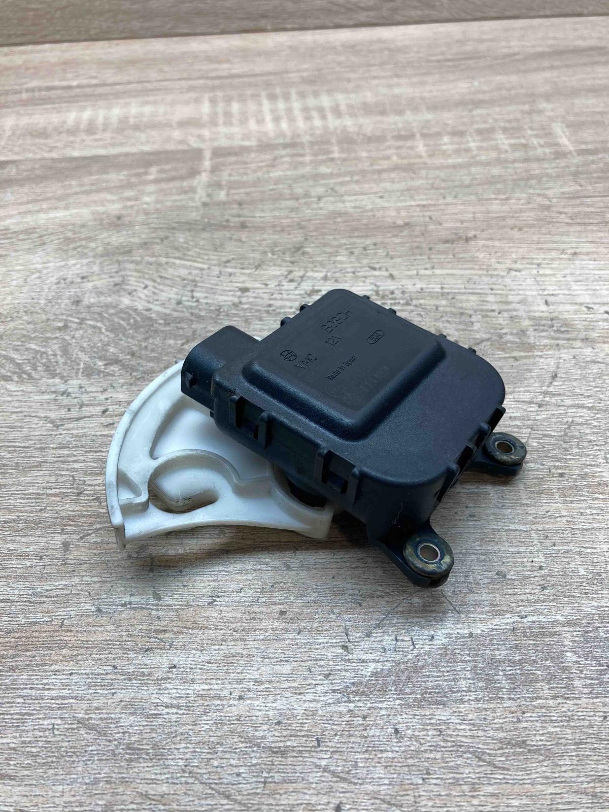 8D1820511E 0132801146  Air flap motor/actuator Volkswagen PASSAT B5