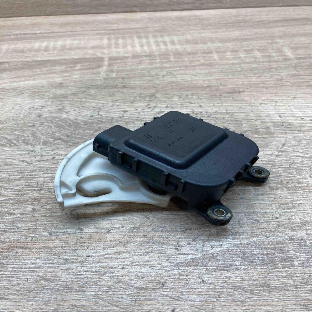 8D1820511E 0132801146  Air flap motor/actuator Volkswagen PASSAT B5