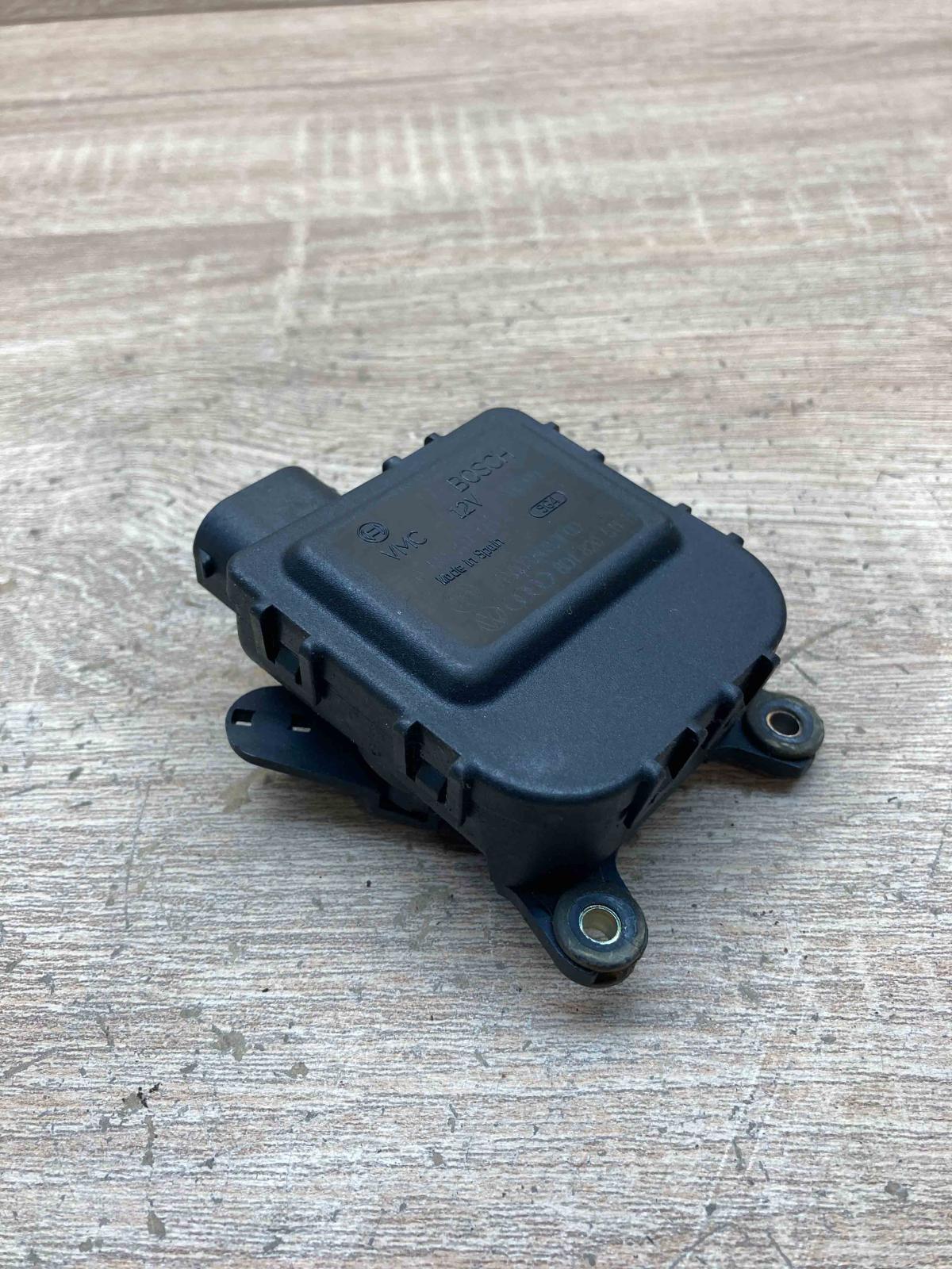 8D1820511B 0132801149  Air flap motor/actuator Volkswagen PASSAT B5