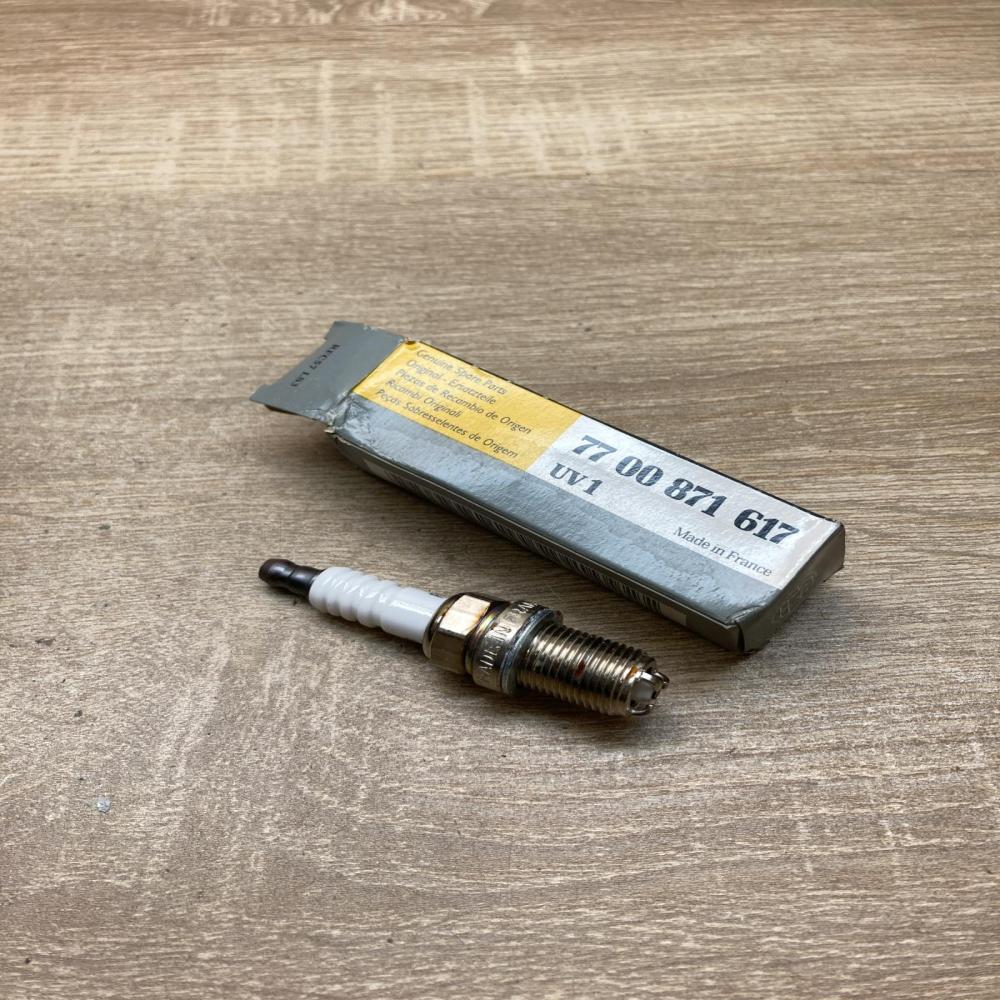 7700871617   Spark plug Renault Megane II