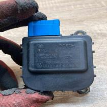 8D1820511B 0132801149  Air flap motor/actuator Volkswagen PASSAT B5