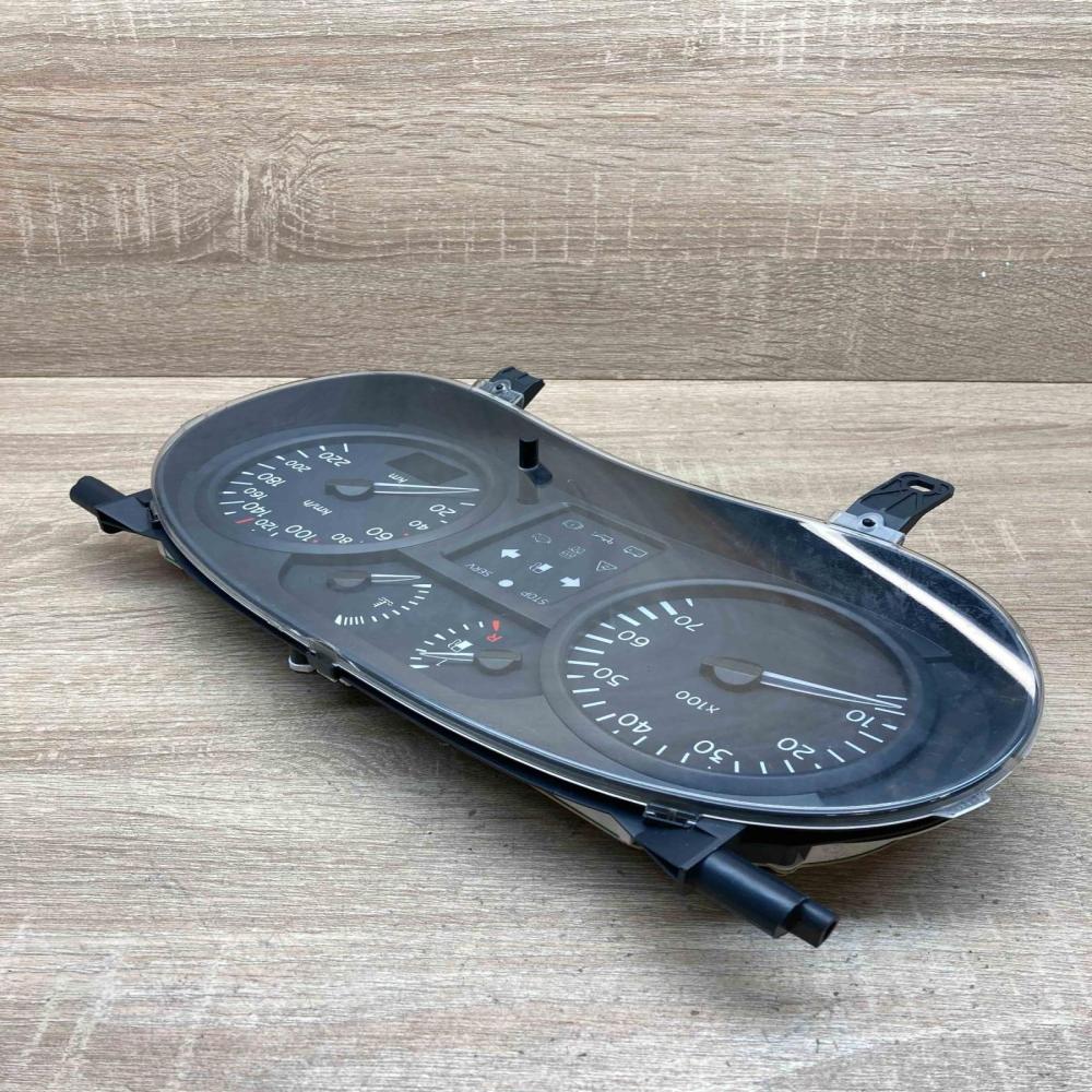 P8200059763   Speedometer (instrument cluster) Renault Clio III