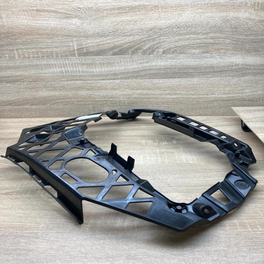 3G0807177E   Front bumper mounting bracket Volkswagen PASSAT B8