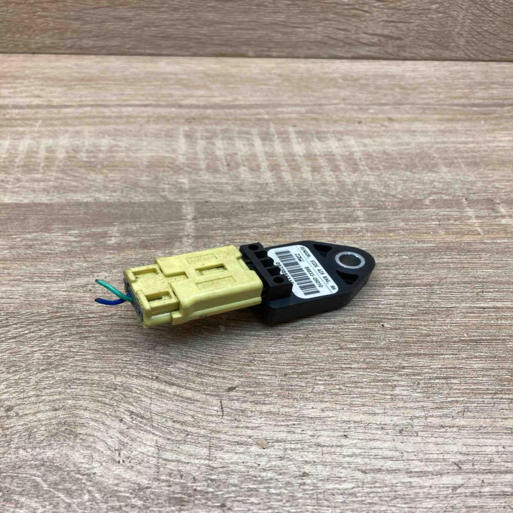 89833 05010   Airbag deployment crash/impact sensor Toyota Avensis T250