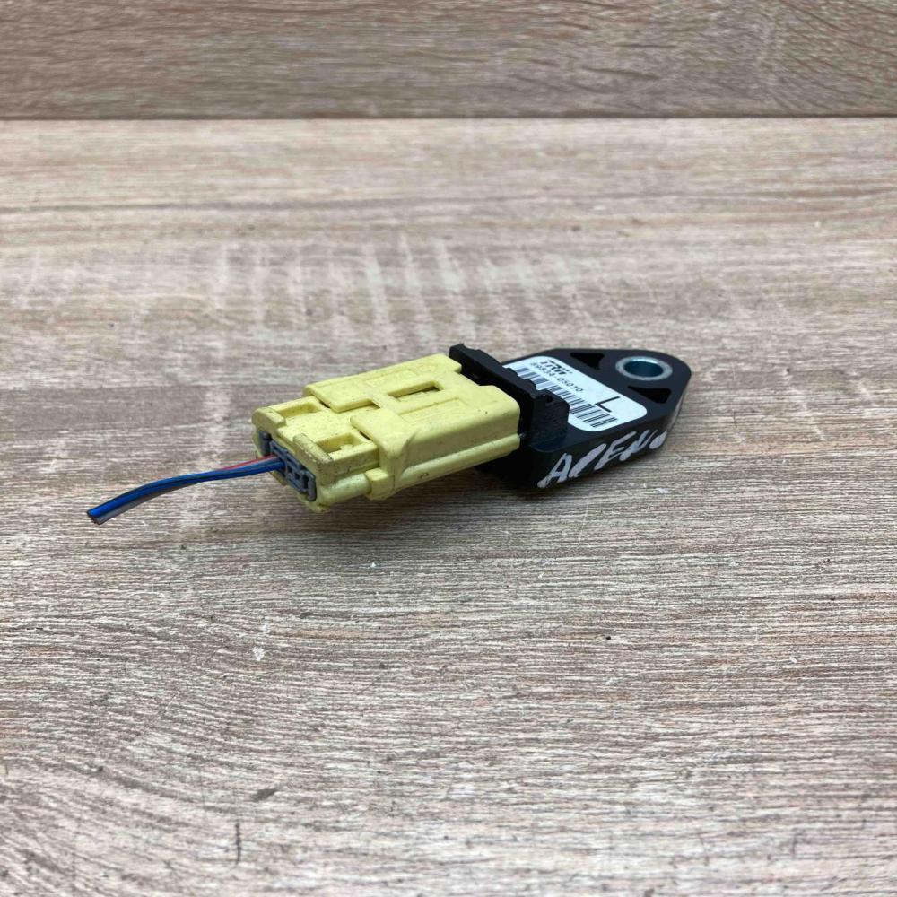89834 05010 L  Airbag deployment crash/impact sensor Toyota Avensis T250