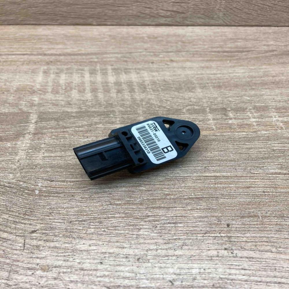 89831 05010 098533831D B Airbag deployment crash/impact sensor Toyota Avensis T2