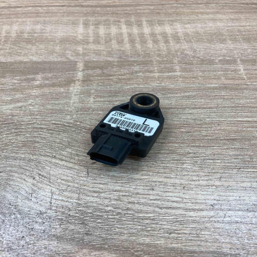 89174 05010 L  Airbag deployment crash/impact sensor Toyota Avensis T250