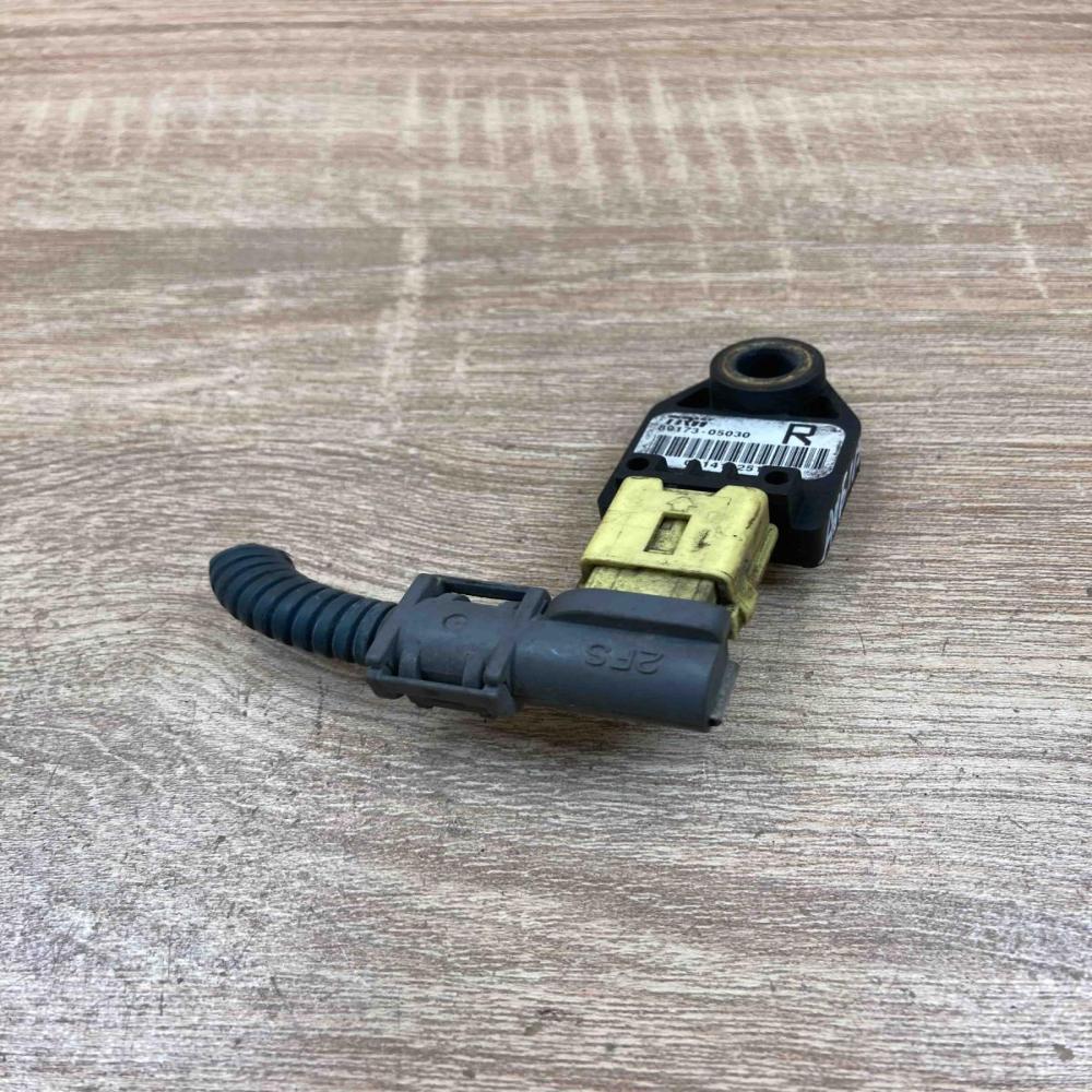 89173 05030 R  Airbag deployment crash/impact sensor Toyota Avensis T250