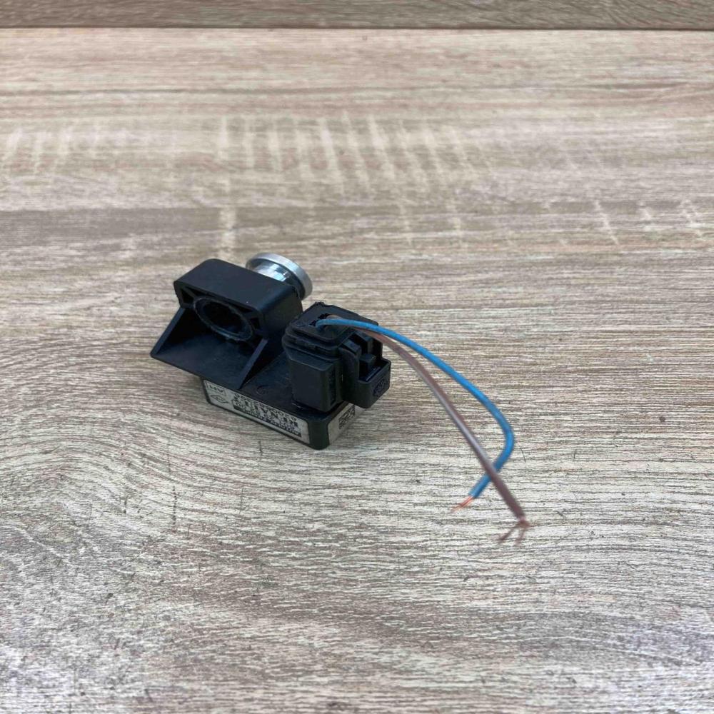 8200682396 601298200  Airbag deployment crash/impact sensor Renault Scenic II -