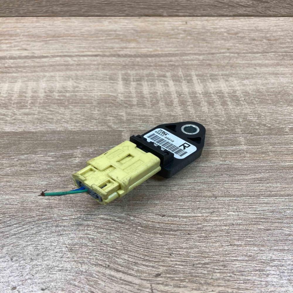 89833 05010 R  Airbag deployment crash/impact sensor Toyota Avensis T250