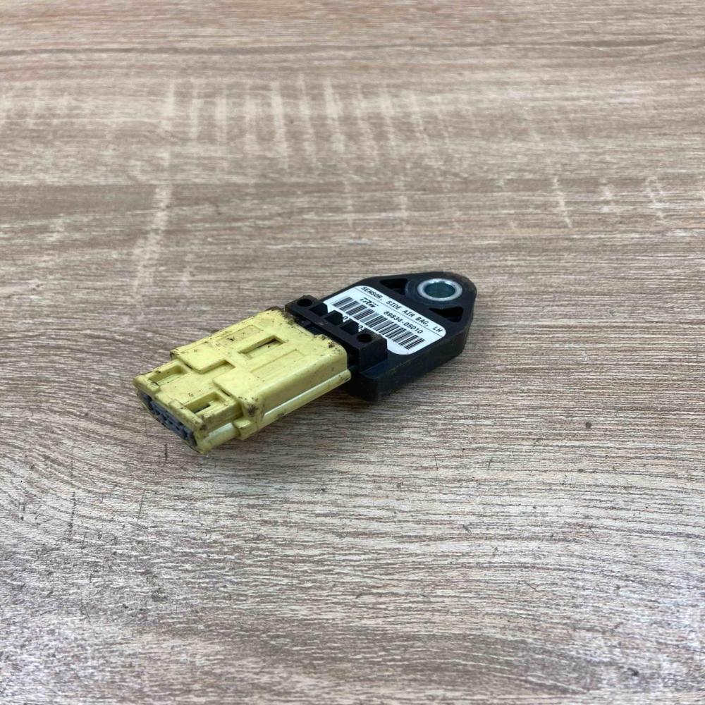 89834 05010   Airbag deployment crash/impact sensor Toyota Avensis T250