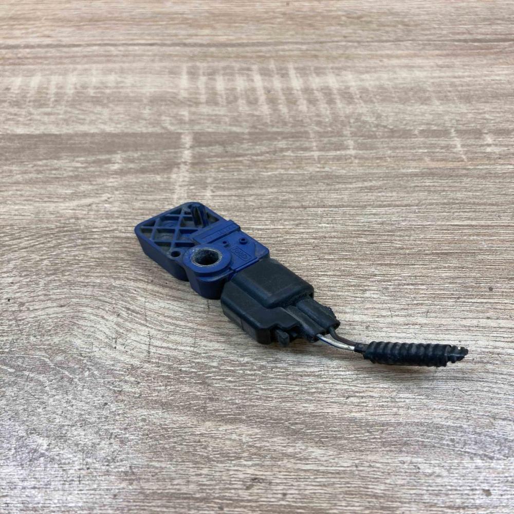 30775522 9W83 14A686  Airbag deployment crash/impact sensor Volvo V50