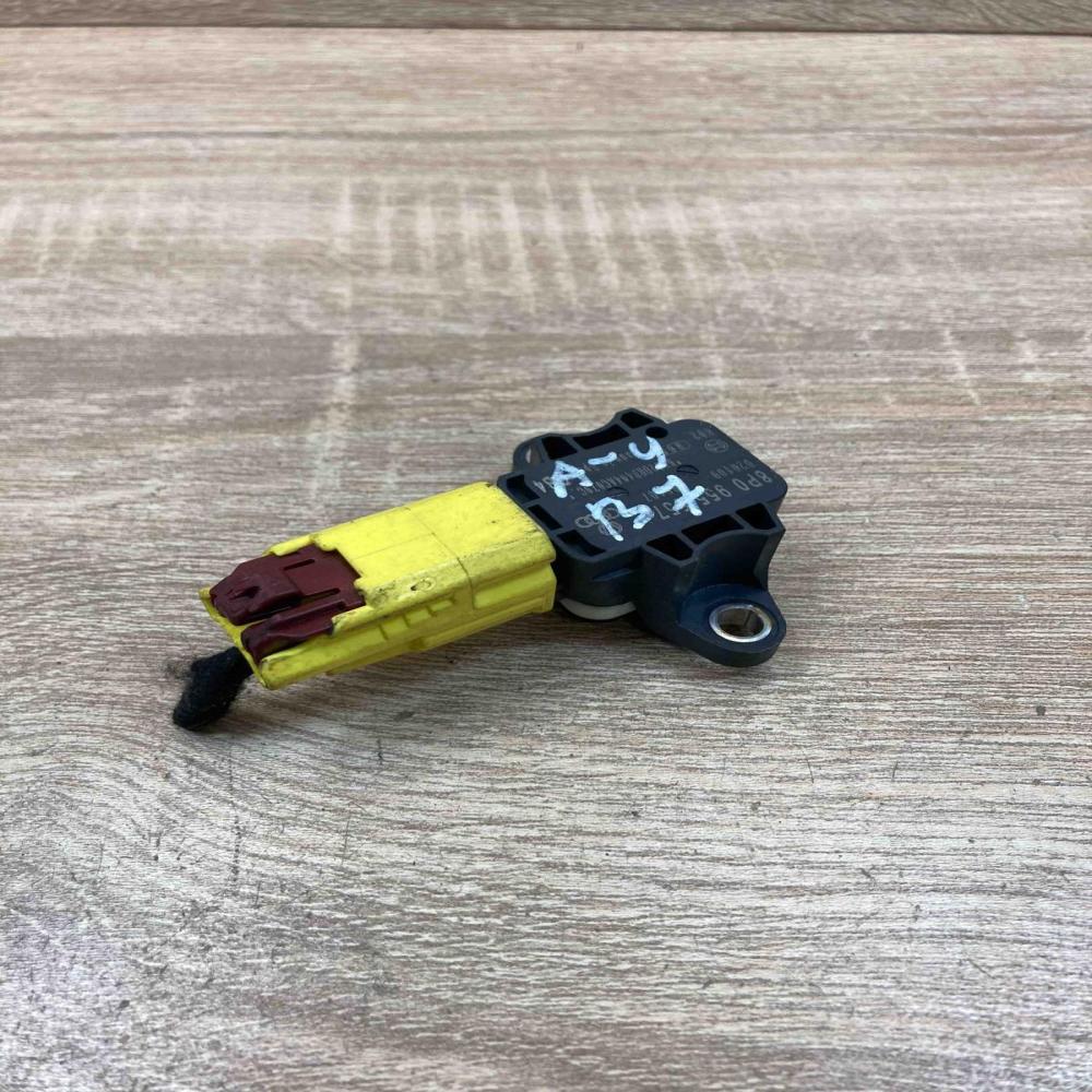 8P0955557   Airbag deployment crash/impact sensor Audi A3 S3 8P