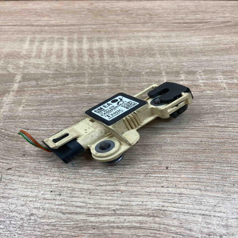 13251078 343149712  Airbag deployment crash/impact sensor Opel Astra H
