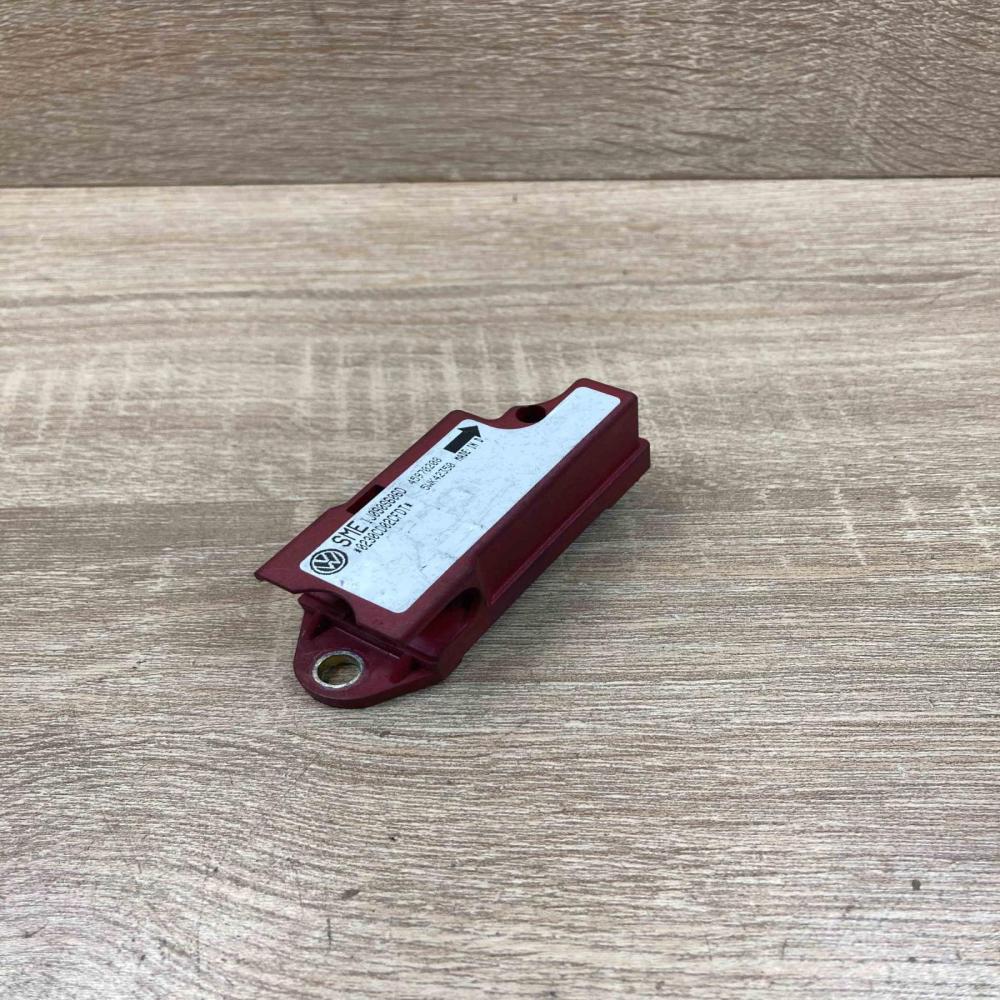 IJ0909606D 45970208  Airbag deployment crash/impact sensor Volkswagen Golf IV