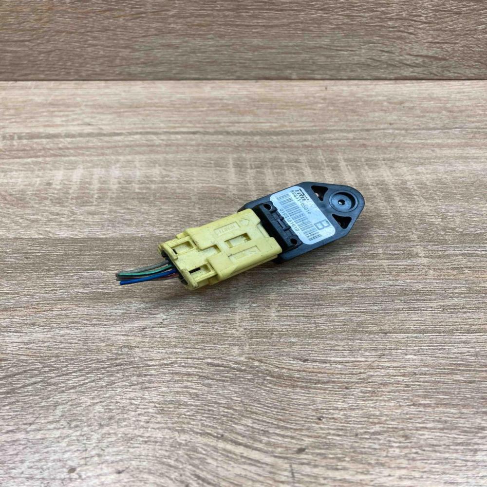 89831 05010 B  Airbag deployment crash/impact sensor Toyota Avensis T250