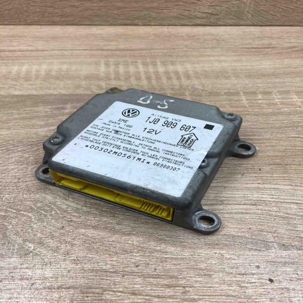 1J0909607   Airbag control unit/module Audi A4 S4 B5 8D