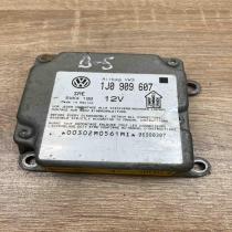 1J0909607   Airbag control unit/module Audi A4 S4 B5 8D