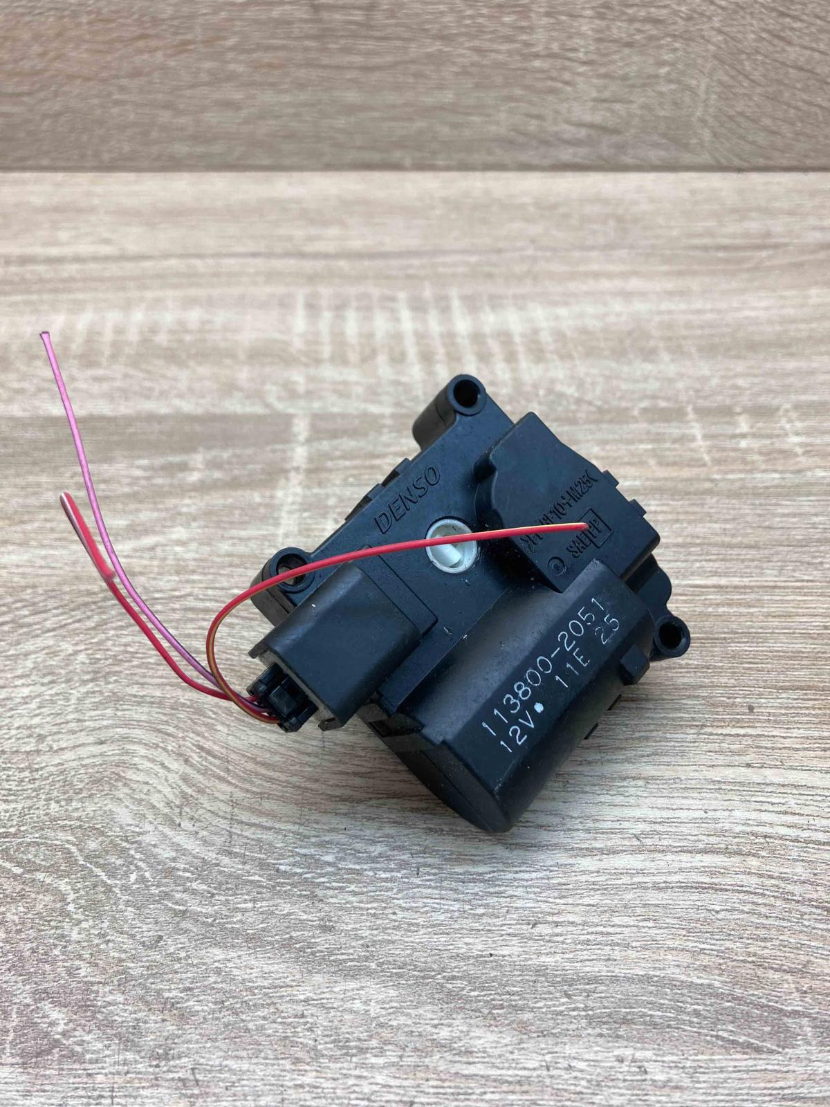 113800 2051   Air flap motor/actuator Toyota Avensis T250